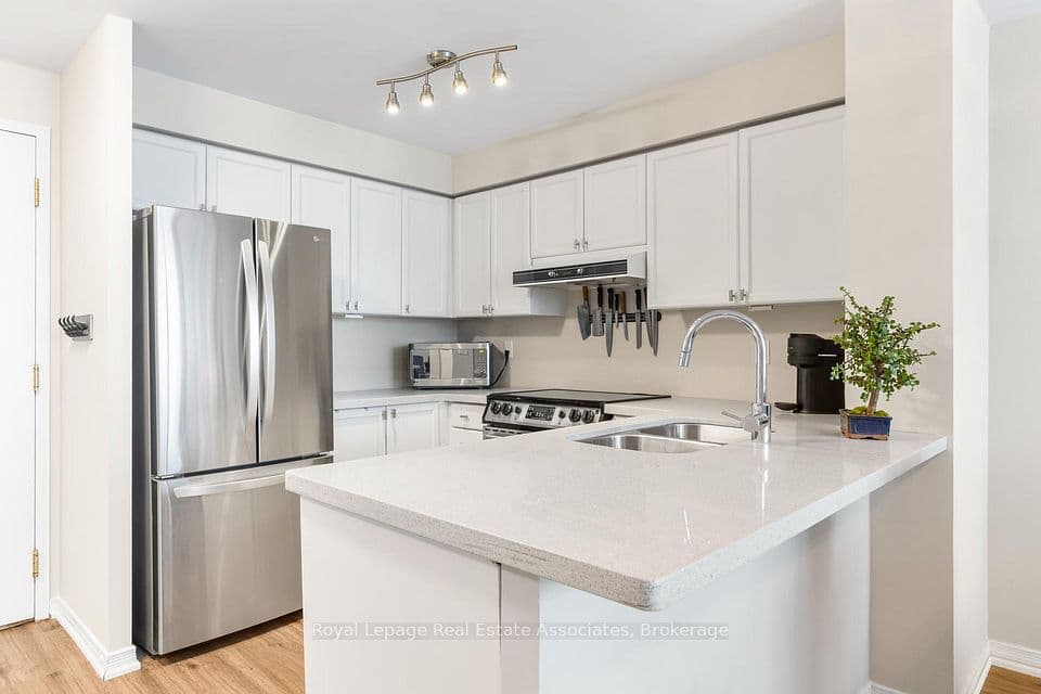 2565 Erin Centre Boulevard PH7, Mississauga, ON L5M 6Z8 – main photo