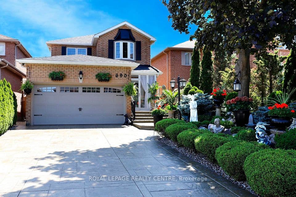 690 Ashprior Avenue, Mississauga, ON L5R 3N8 – main photo