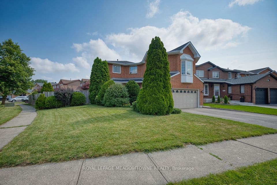 38 Mckillop Court, Brampton, ON L6Y 3J2 – photo 2