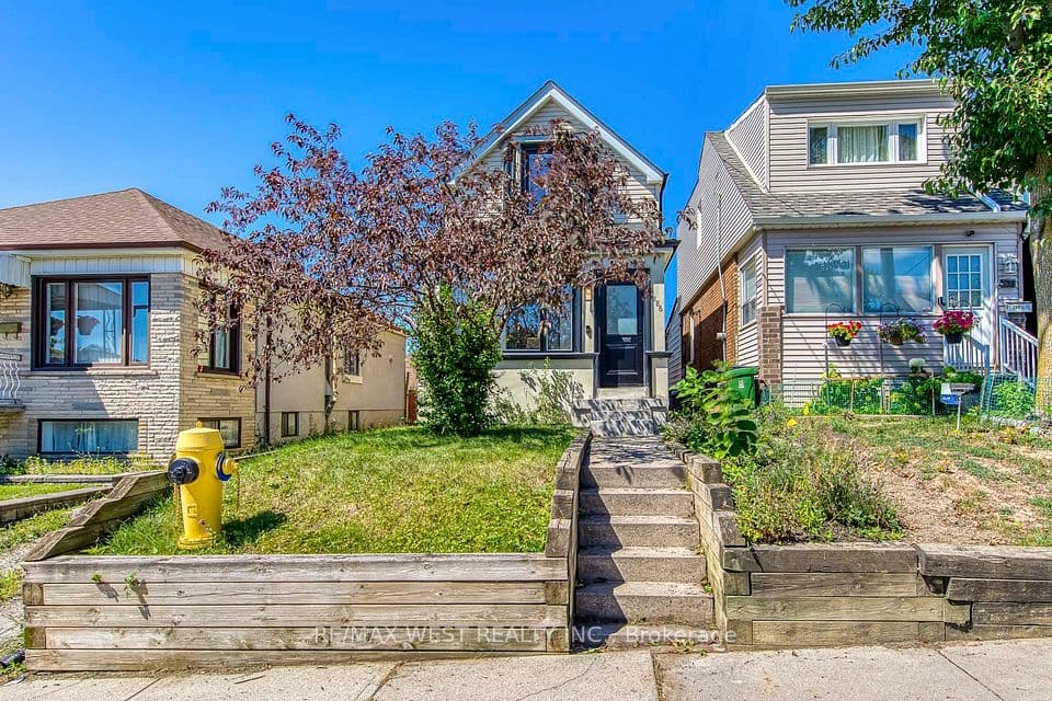 286 Gilbert Avenue, Toronto, ON M6E 4W7 – main photo