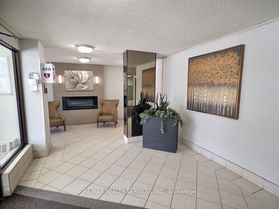 18 Knightsbridge Road 1812, Brampton, ON L6T 3X5 – photo 3