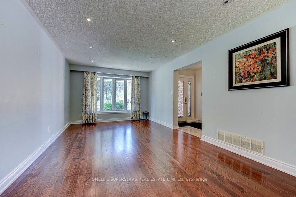 868 Kowal Drive, Mississauga, ON L5H 3T4 – photo 2
