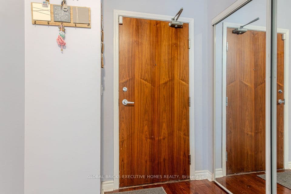 33 Elm Drive W, Mississauga, ON L5B 4M2 – photo 3