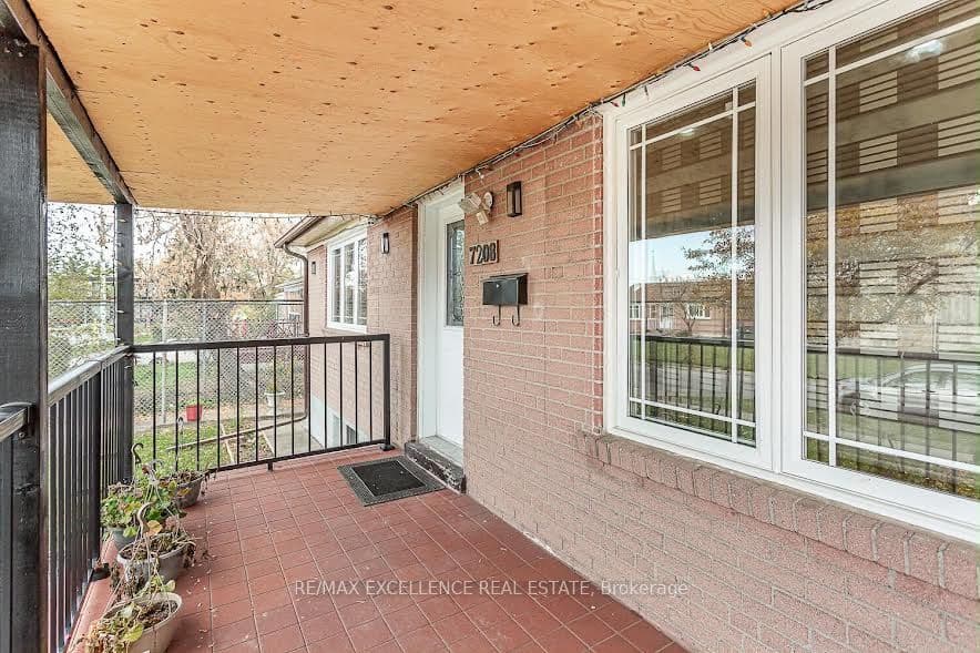 7208 Hermitage Road, Mississauga, ON L4T 2S4 – photo 3