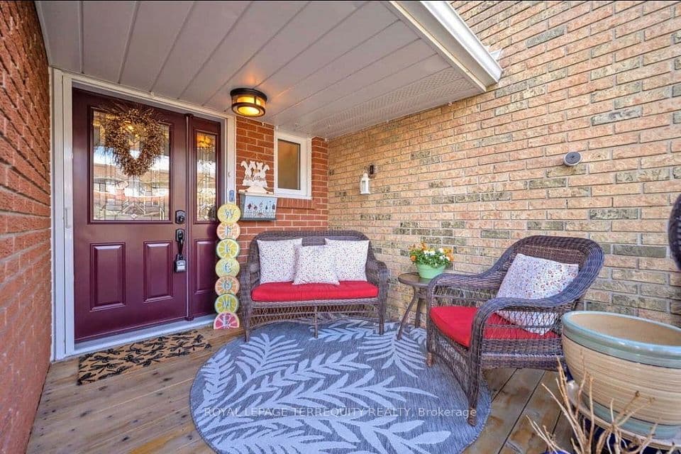 72 Carisbrooke Court 72, Brampton, ON L6S 3K1 – photo 2