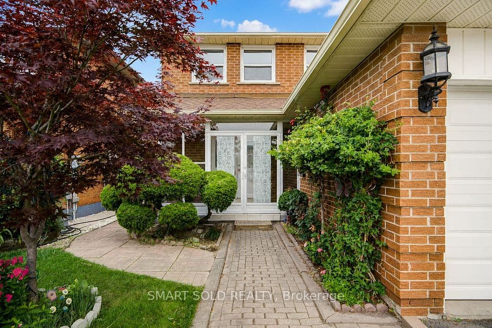 837 Queensbridge Drive, Mississauga, ON L5C 3K3 – photo 3