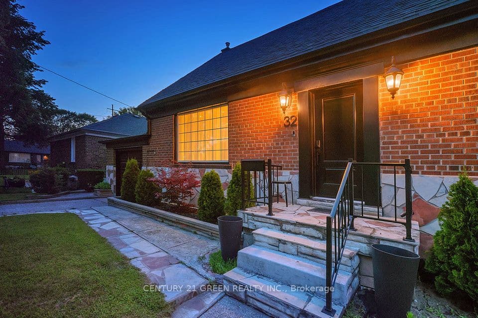 32 Castlebar Road, Toronto, ON M8Z 2J5 – main photo