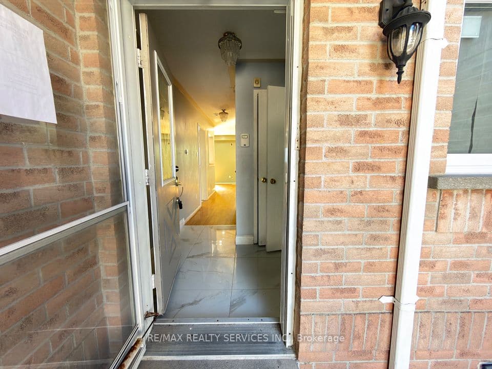 13 Wickstead Court, Brampton, ON L6R 1N8 – photo 2