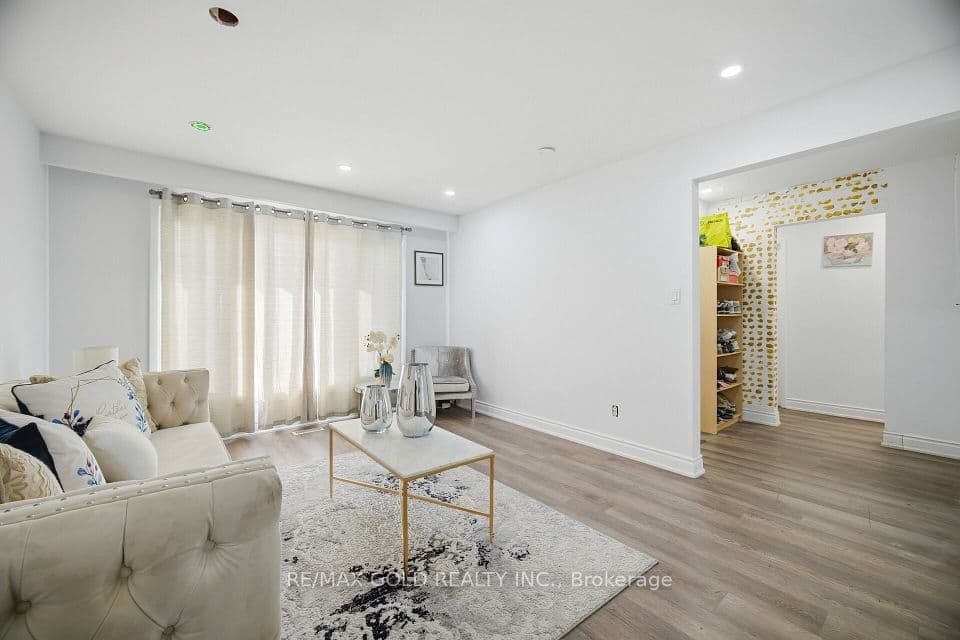 3345 Monica Drive, Mississauga, ON L4T 3E6 – photo 3