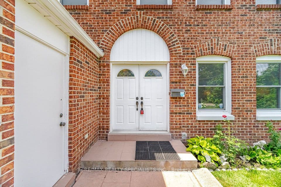 18 Jill Crescent, Brampton, ON L6S 3J2 – photo 3