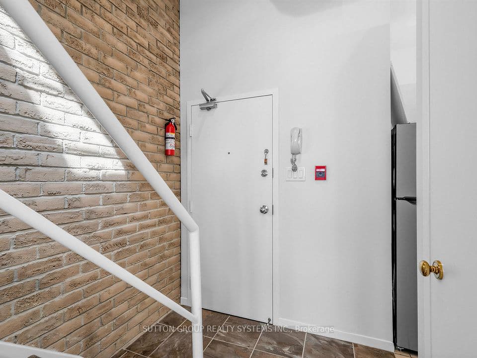 6 Bartlett Avenue W 5, Toronto, ON M6H 3E7 – photo 2