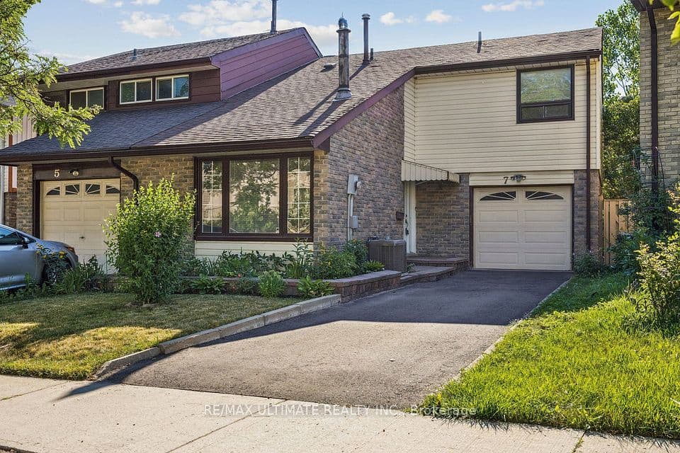 7 Pumfrey Crescent, Toronto, ON M9V 4L5 – main photo