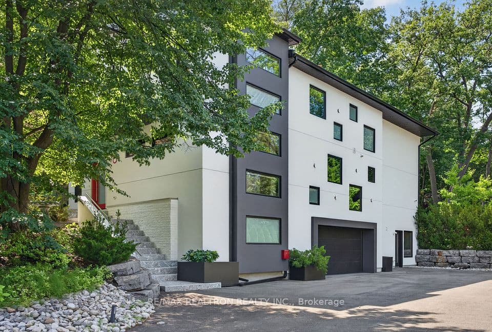 8 Breezewood Drive, Toronto, ON M8Y 2C1 – main photo