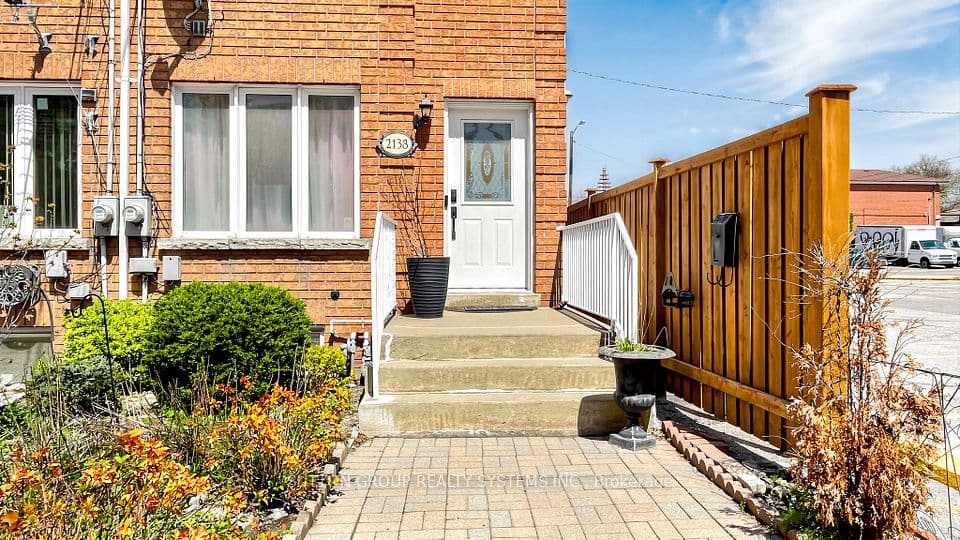2138 Eglinton Avenue W, Toronto, ON M6E 2K8 – photo 2