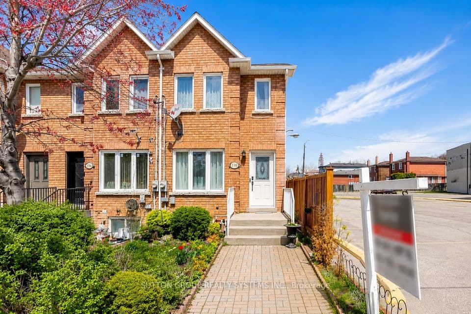 2138 Eglinton Avenue W, Toronto, ON M6E 2K8 – main photo
