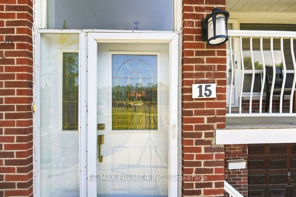15 Madonna Gardens, Toronto, ON M9L 2T5 – photo 2