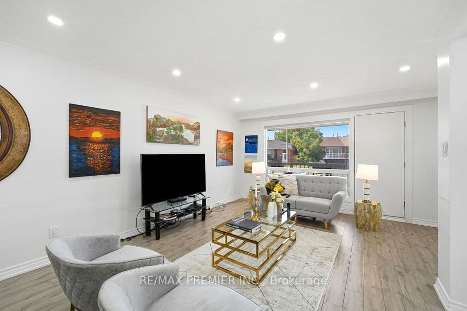 15 Madonna Gardens, Toronto, ON M9L 2T5 – photo 3