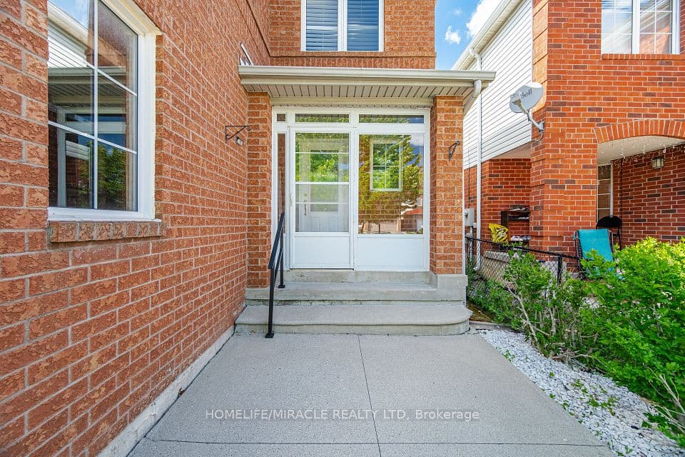 31 Larkspur Road, Brampton, ON L6R 1W8 – photo 2