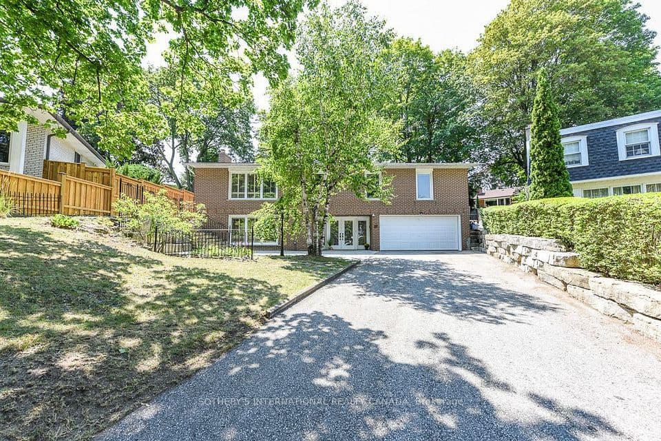 31 Queensborough Crescent, Toronto, ON M9R 1A1 – main photo