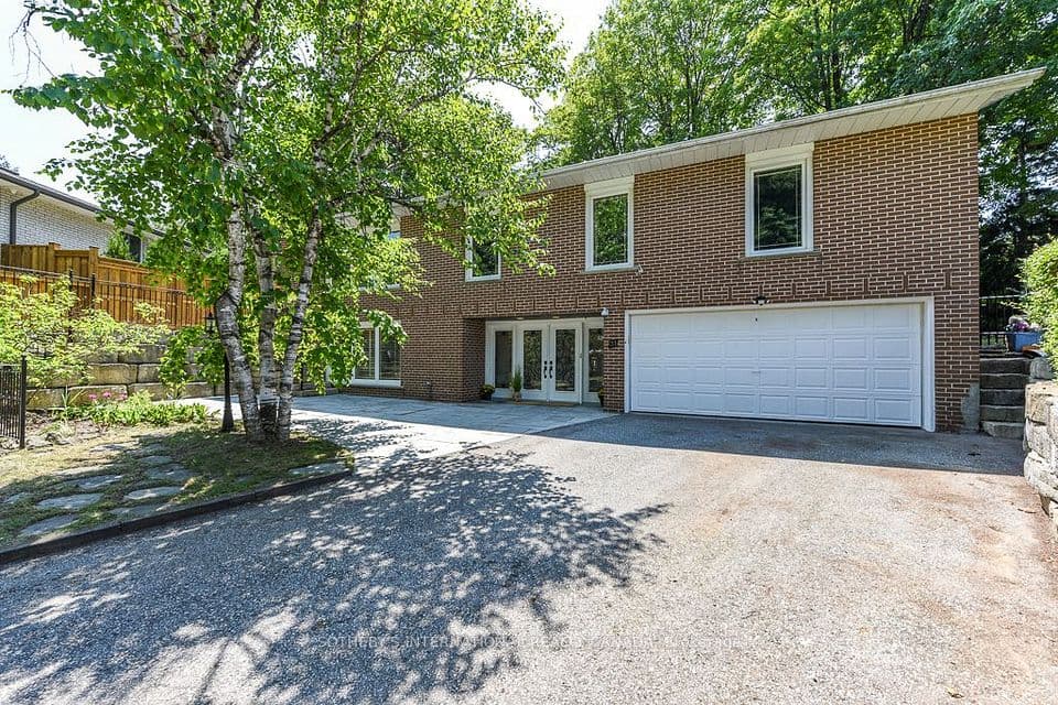 31 Queensborough Crescent, Toronto, ON M9R 1A1 – photo 3