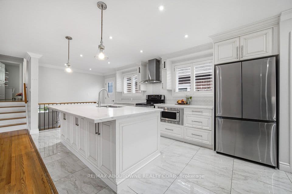 6346 Neuchatel Road, Mississauga, ON L5N 2J8 – photo 3