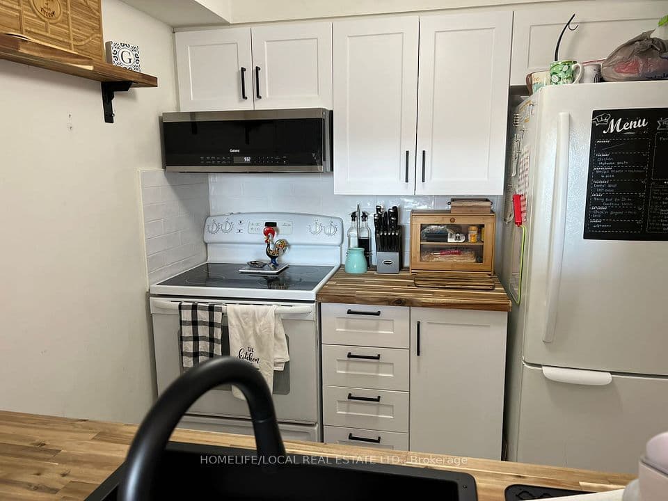 3 Hickory Tree Road #1402, Toronto, ON M9N 3W5 – photo 2