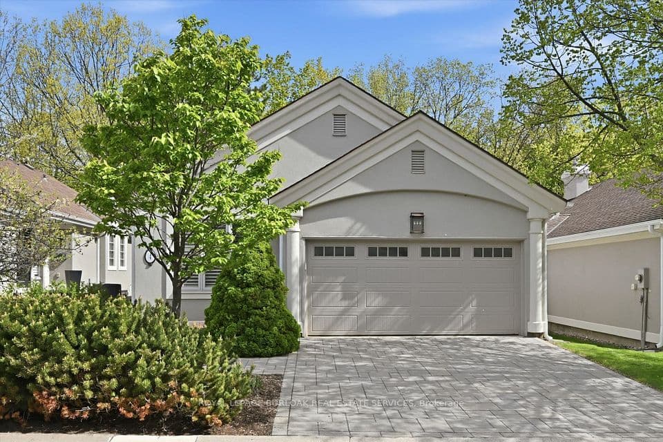 1095 Skyview Drive 4, Burlington, ON L7P 4W7 – main photo