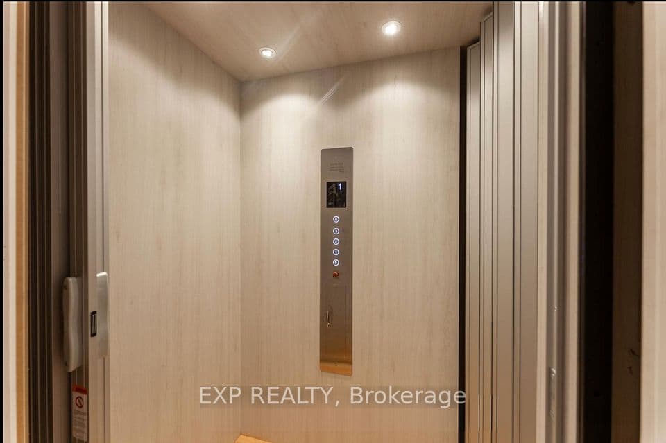 209 Wyndham Street, Mississauga, ON L5M 2S5 – photo 3