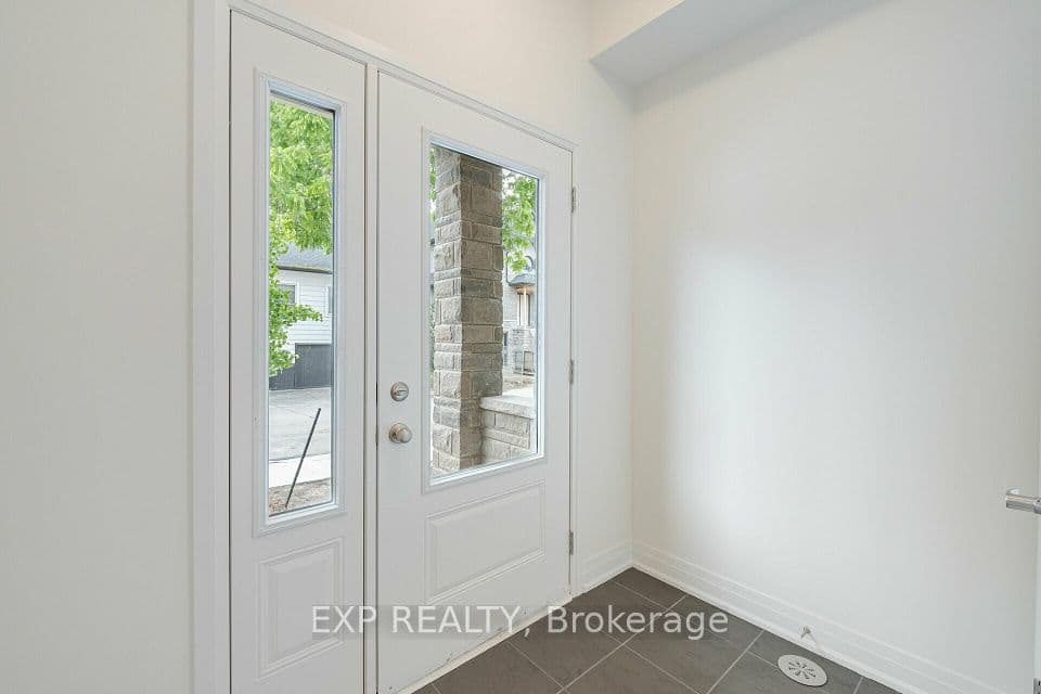 209 Wyndham Street, Mississauga, ON L5M 2S5 – photo 2