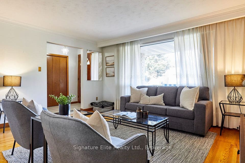 5 Veerland Drive, Toronto, ON M6L 1R8 – photo 2