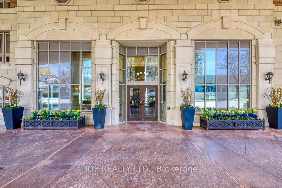 111 Forsythe Street 402, Oakville, ON L6K 3J9 – main photo