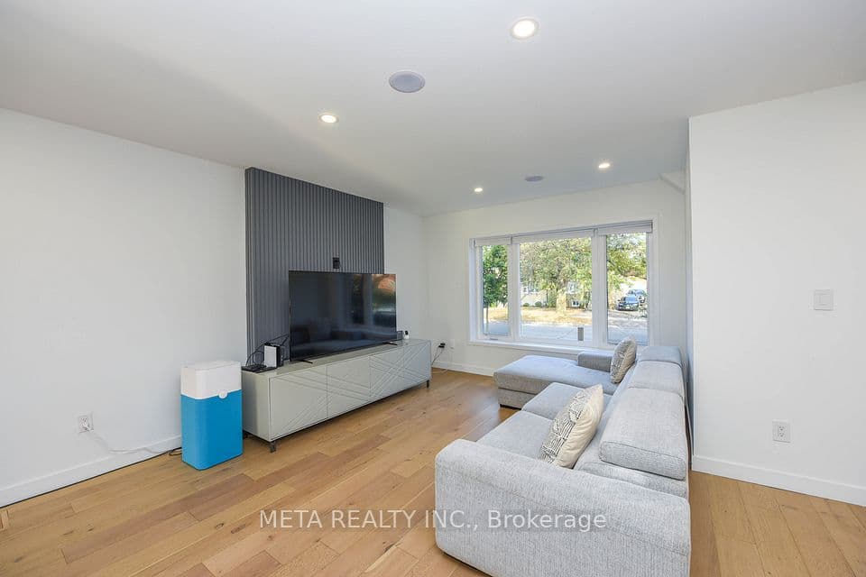 28 Connorvale Avenue, Toronto, ON M8W 4A1 – photo 3