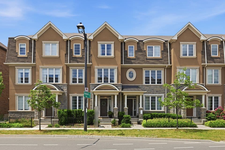 1222 Rose Way 27, Milton, ON L9E 1P2 – photo 3