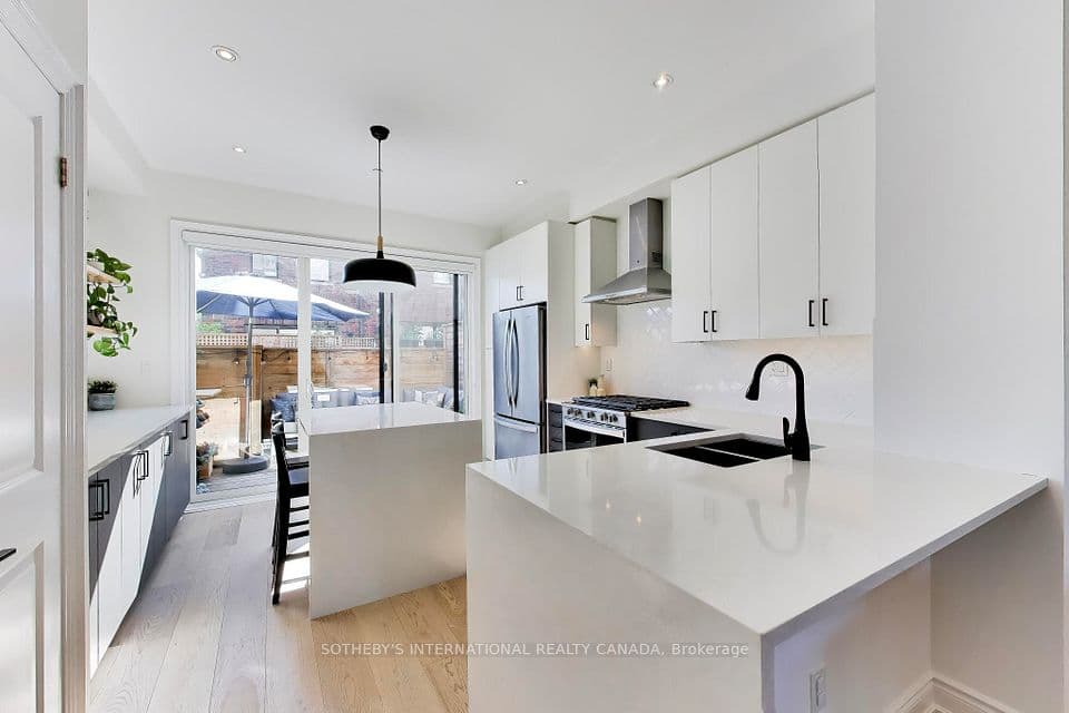 80 Daisy Avenue 30, Toronto, ON M8W 0B7 – photo 2