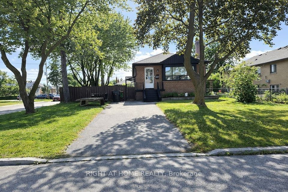 70 Bunnell Crescent, Toronto, ON M3M 2C1 – main photo