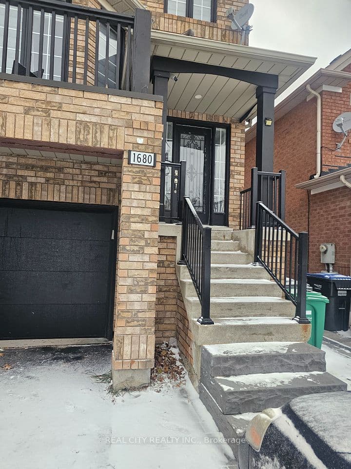 1680 Samuelson Circle, Mississauga, ON L5N 7Z7 – photo 3