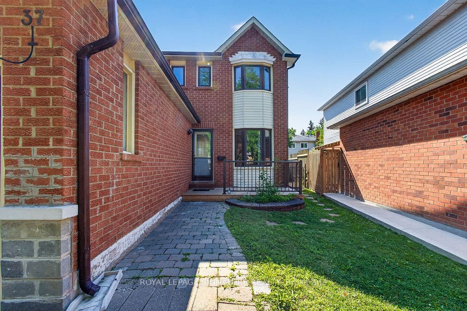 37 Oleander Crescent, Brampton, ON L6Z 2C1 – photo 3