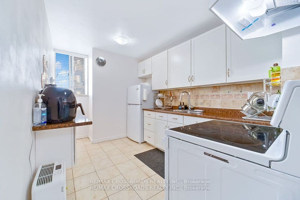 340 Dixon Road 1208, Toronto, ON M9R 1T1 – photo 3