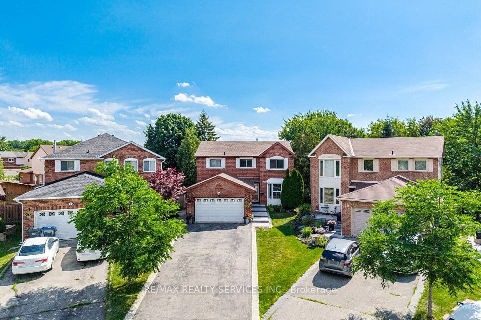 8 Paramount Place, Brampton, ON L6Y 2T3 – main photo
