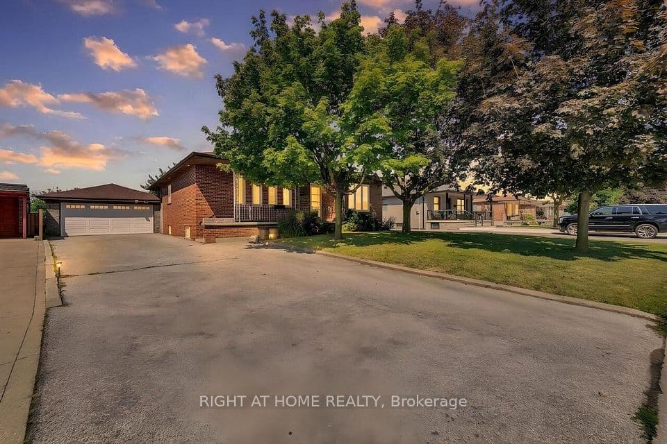 110 Jay Street, Toronto, ON M6L 2M2 – main photo
