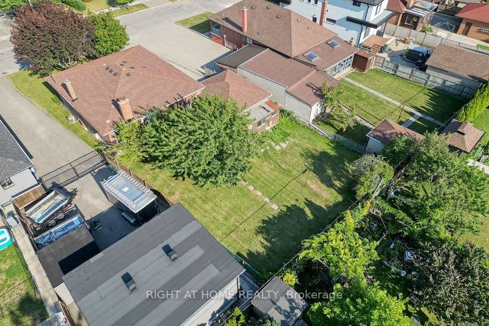 110 Jay Street, Toronto, ON M6L 2M2 – photo 3