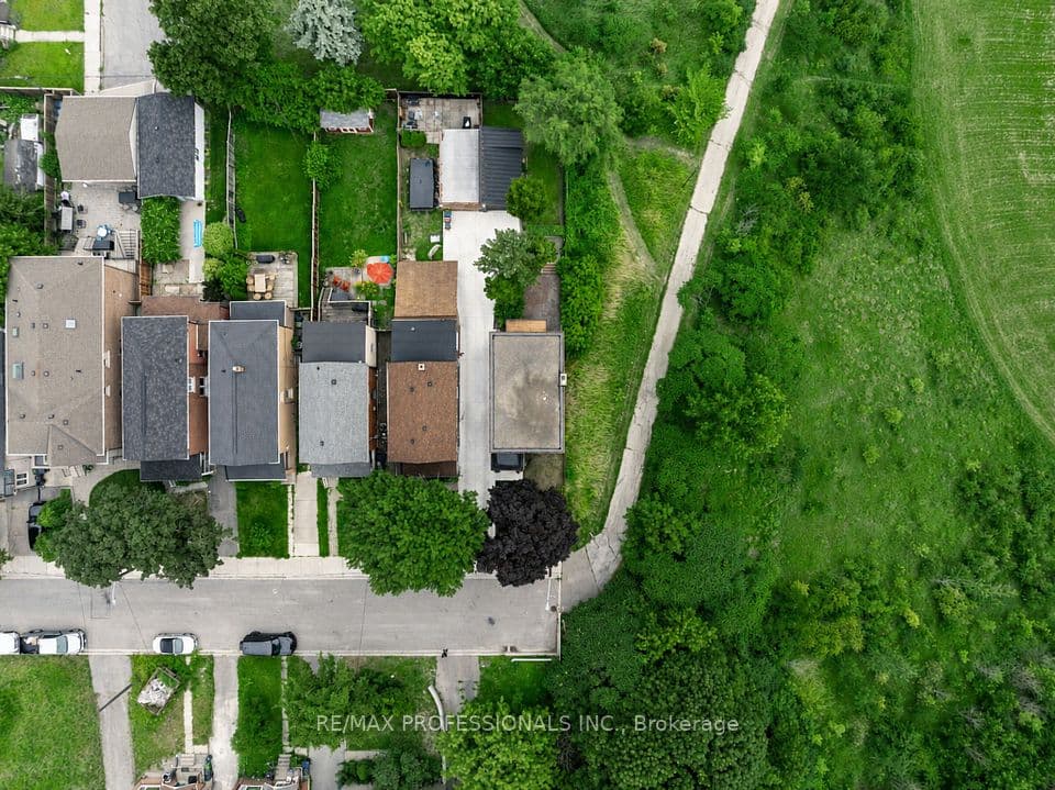 19 Arnold Avenue, Toronto, ON M6N 4M8 – photo 3