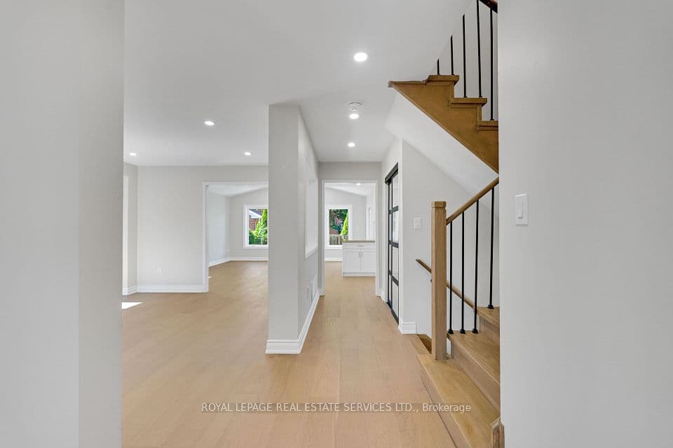 3955 Foxwood Avenue, Mississauga, ON L5N 7V4 – photo 2