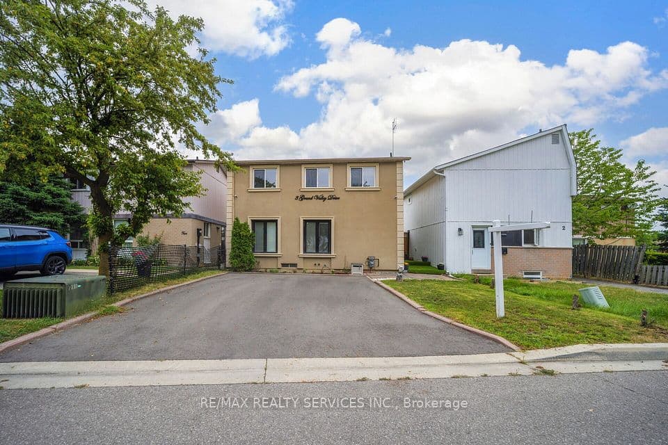 3 Grand Valley Drive, Brampton, ON L6S 2L1 – main photo