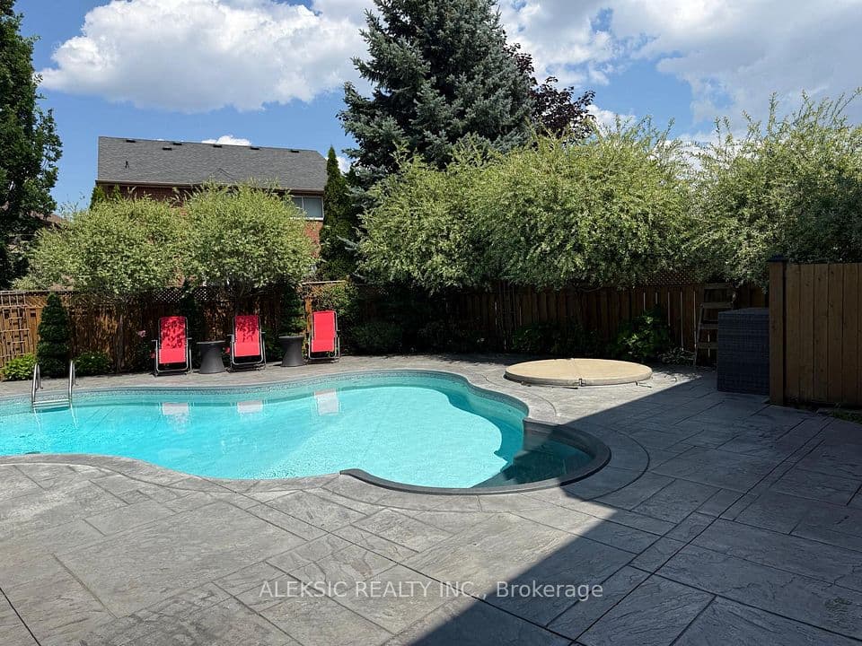 33 Hillpath Crescent, Brampton, ON L6Z 4T7 – main photo