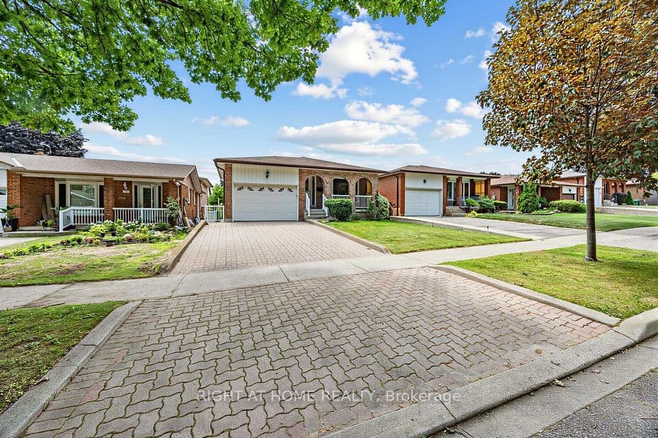 3126 Mccarthy Court, Mississauga, ON L4Y 3Z5 – main photo