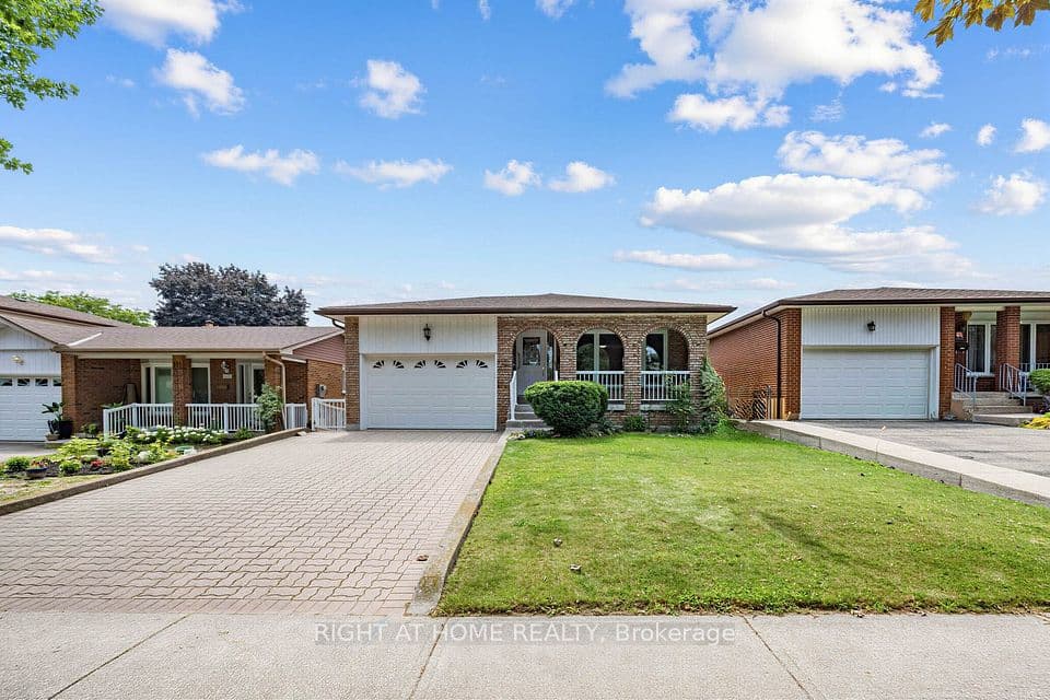 3126 Mccarthy Court, Mississauga, ON L4Y 3Z5 – photo 2