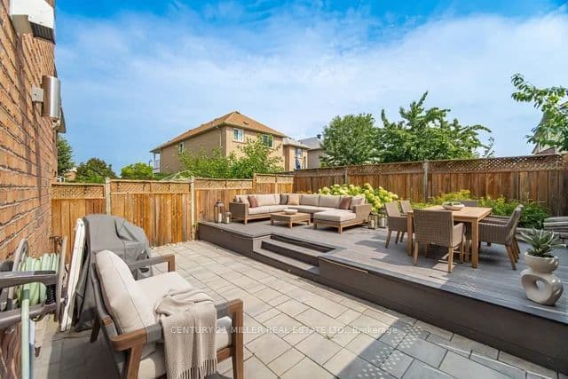 689 Macbeth Heights, Mississauga, ON L5W 1E5 – photo 3