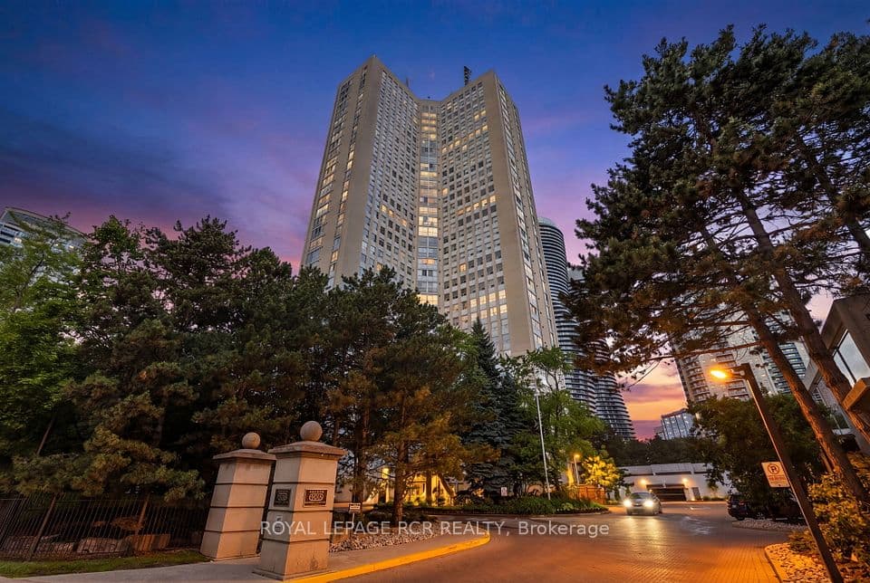 3650 Kaneff Crescent 303, Mississauga, ON L5A 4A1 – main photo