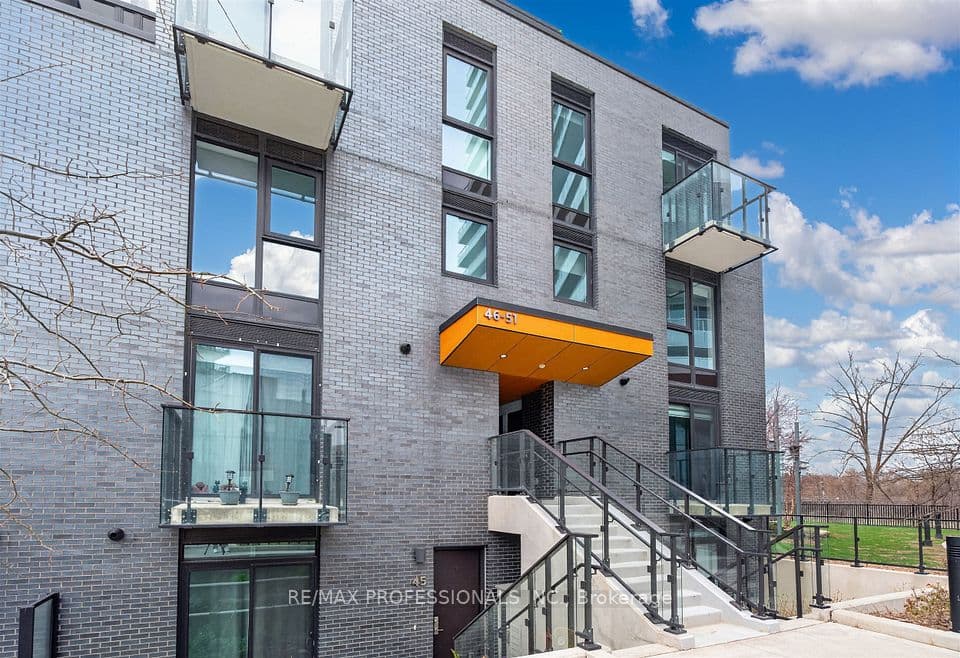 10 Brin Drive TH48, Toronto, ON M8X 0B3 – main photo